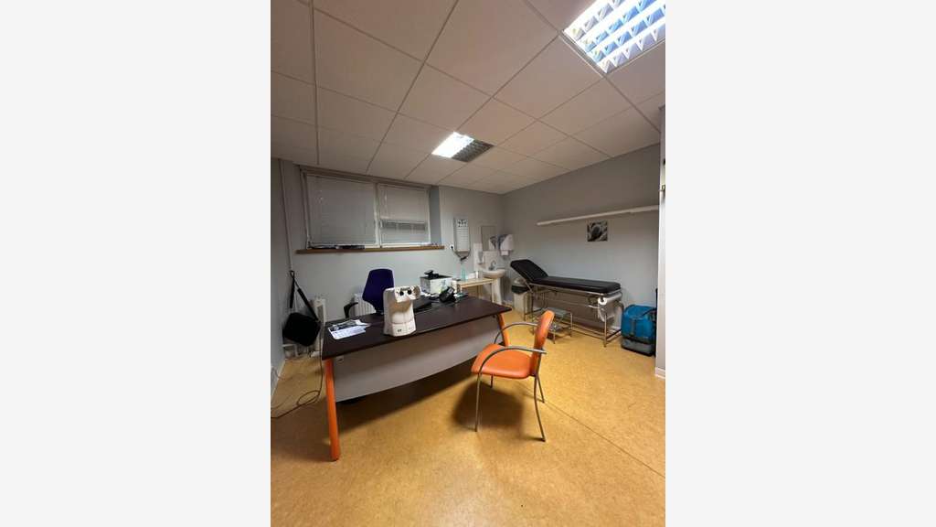 BEL EMPLACEMENT LOCAL / BUREAU A VENDRE DE 274M²
