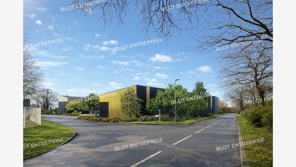 A vendre cellule d'activités 100m² à Malville