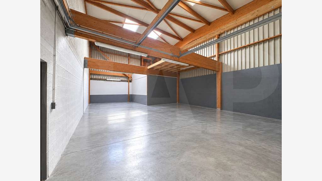A VENDRE – BÂTIMENT INDÉPENDANT DE 173 M² AU VAL D