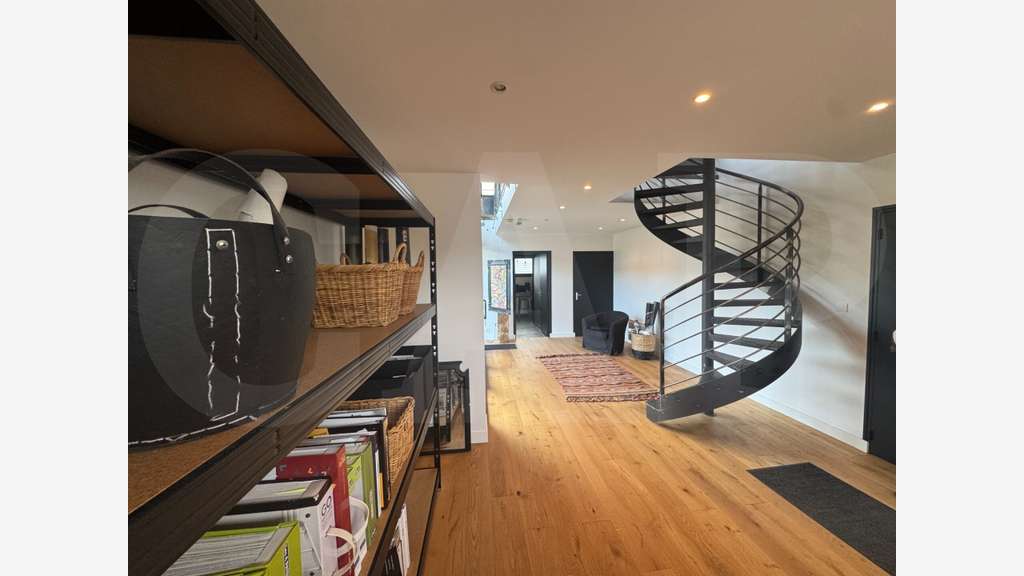 A VENDRE – BÂTIMENT INDÉPENDANT DE 173 M² AU VAL D