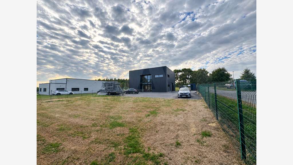 A VENDRE – BÂTIMENT INDÉPENDANT DE 173 M² AU VAL D