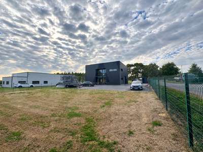A VENDRE – BÂTIMENT INDÉPENDANT DE 173 M² AU VAL D