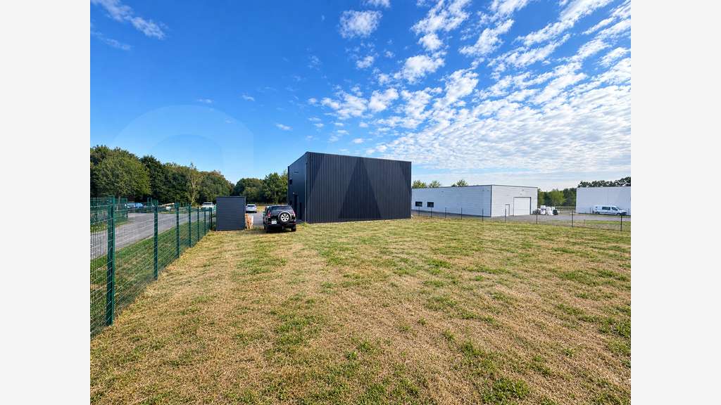 A VENDRE – BÂTIMENT INDÉPENDANT DE 173 M² AU VAL D