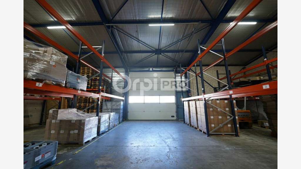 Bâtiment indépendant à vendre 736m² à Messimy