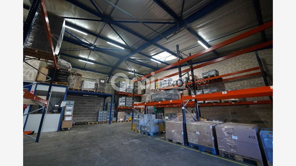 Bâtiment indépendant à vendre 736m² à Messimy