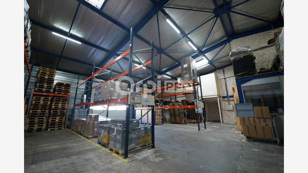 Bâtiment indépendant à vendre 736m² à Messimy