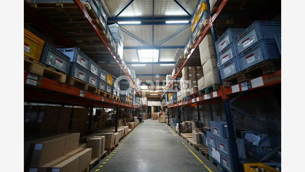 Bâtiment indépendant à vendre 736m² à Messimy