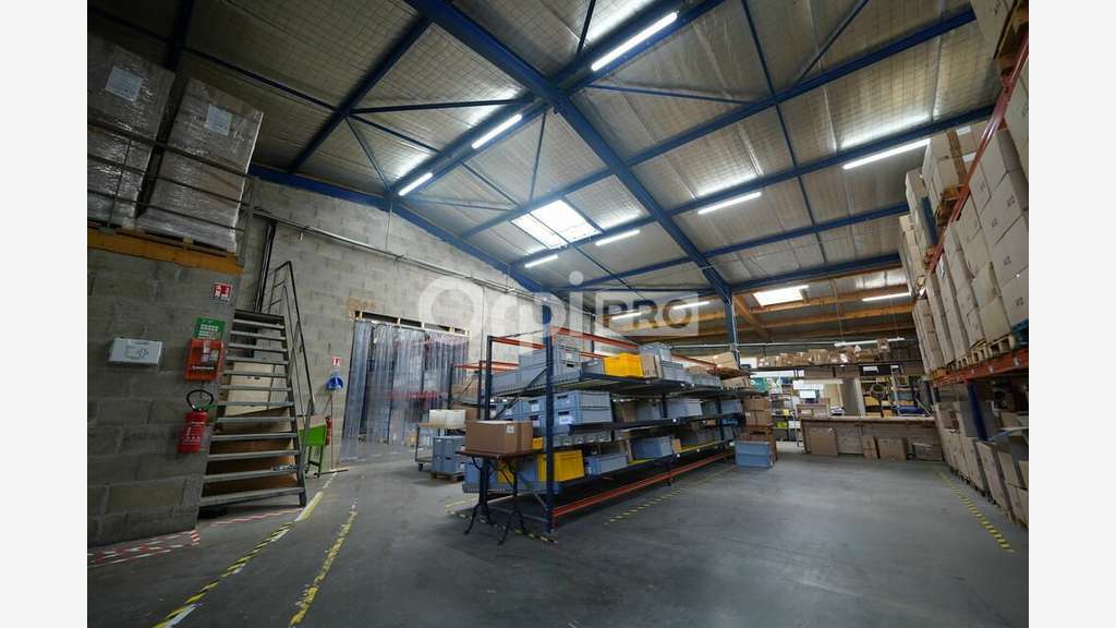Bâtiment indépendant à vendre 736m² à Messimy