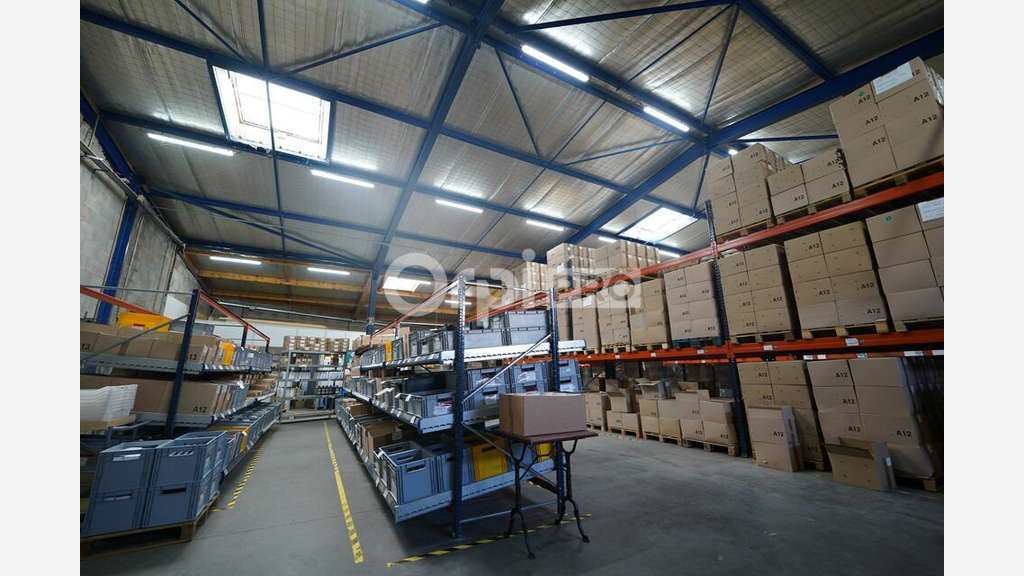 Bâtiment indépendant à vendre 736m² à Messimy