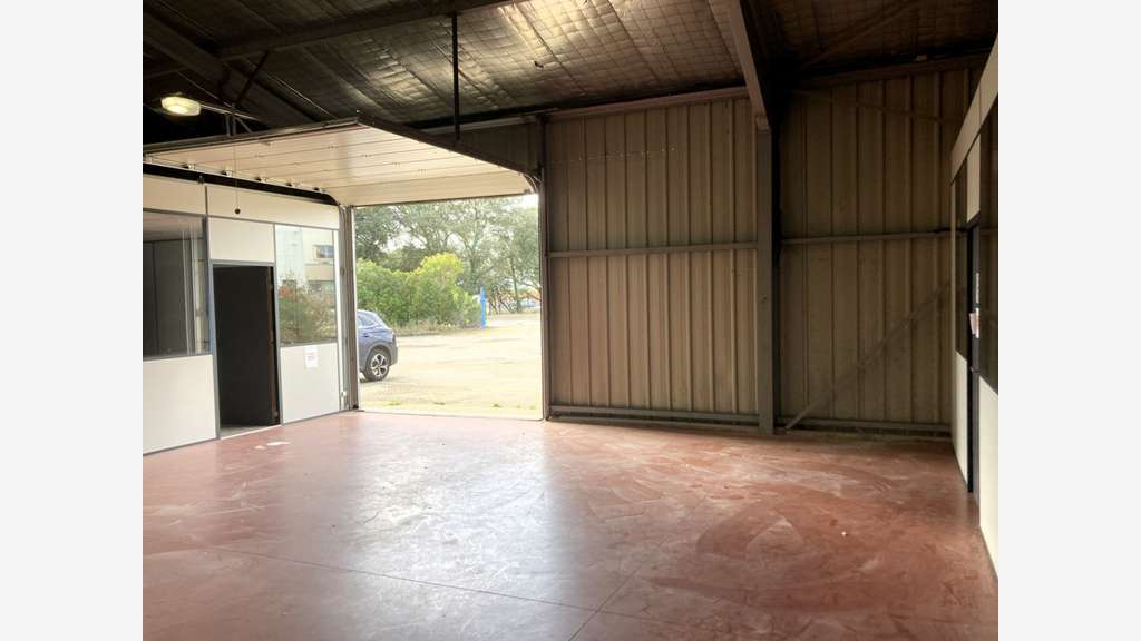 Vente local 490m² sur terrain clos à Montélimar