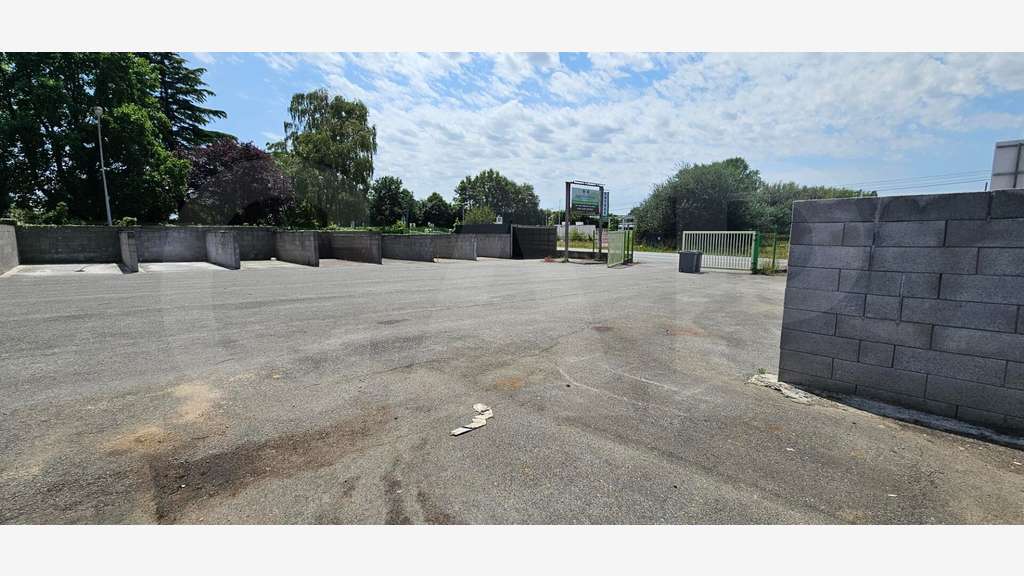 A vendre bâtiment 480m² Rennes ZA route du Meuble