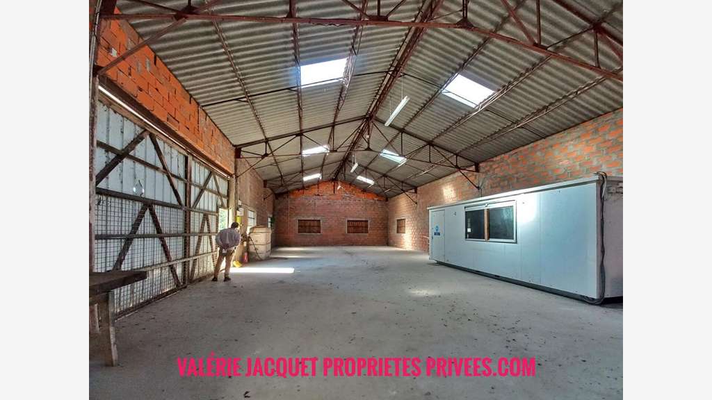 AV hangar 250m² empl strat. Montpon-Ménestérol