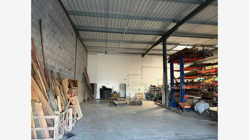 A vendre local d'activité 247m² à Mouguerre