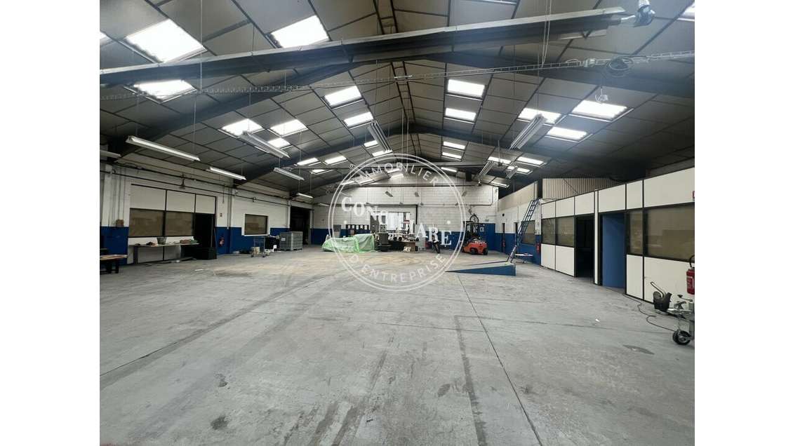 Entrepôt 2435m² sur 4900m² à vendre à Muret Nord