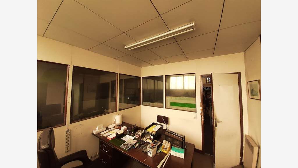 A vendre local d'activité 145m² en za à Nantes