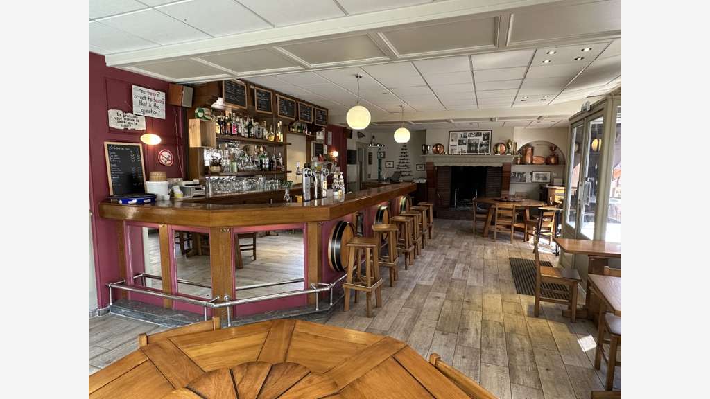 Vente ancien bar avec appartement à Navarrenx