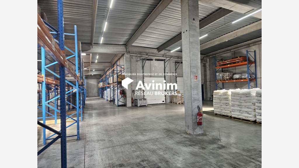 A vendre entrepôt loué de 3000m² à Oyonnax