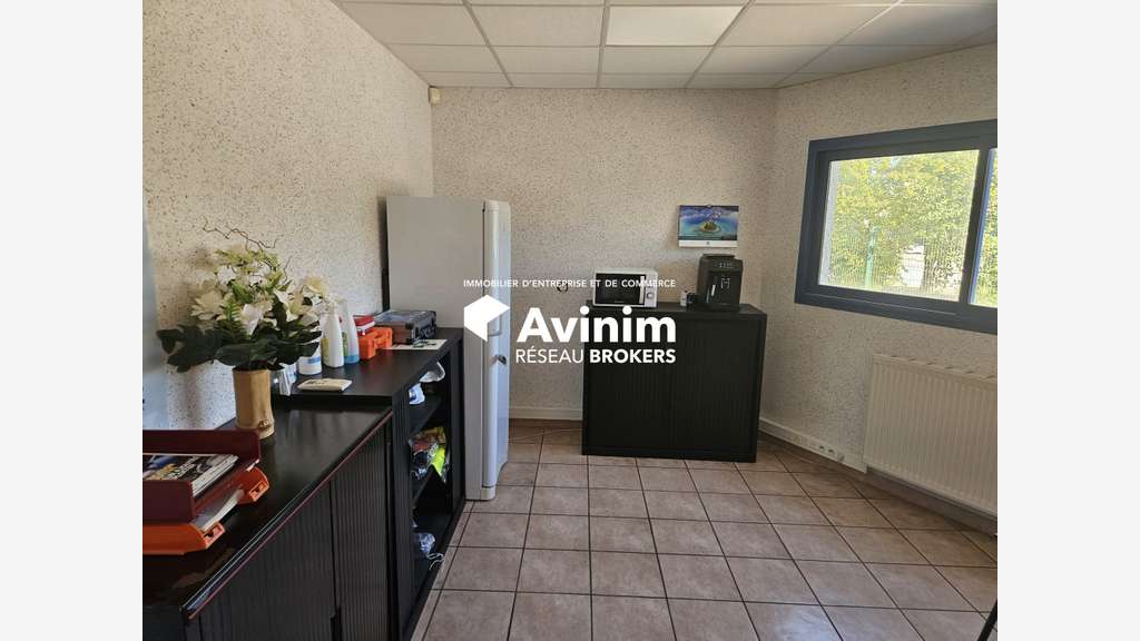 A vendre entrepôt loué de 3000m² à Oyonnax