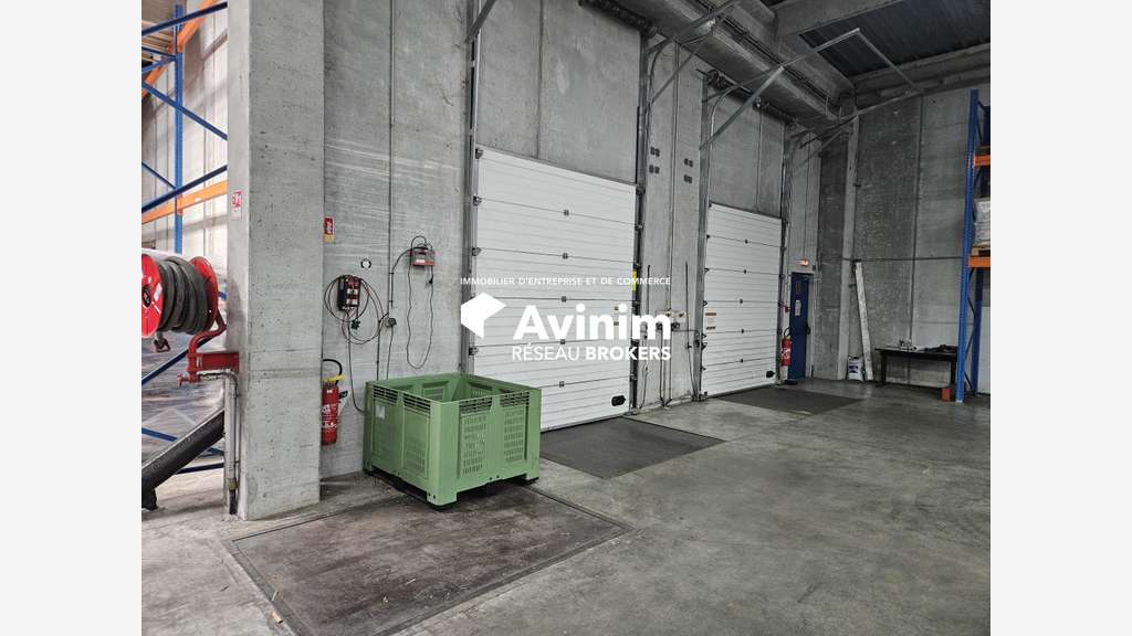 A vendre entrepôt loué de 3000m² à Oyonnax
