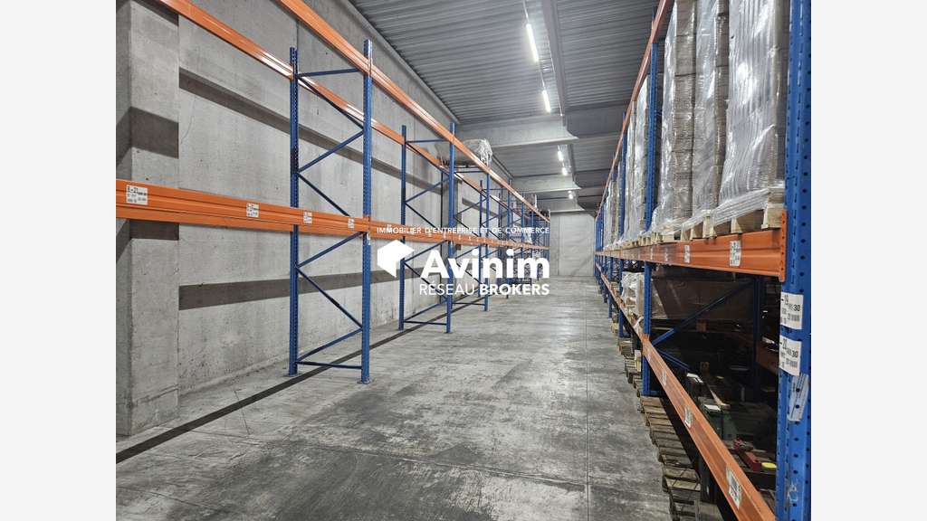 A vendre entrepôt loué de 3000m² à Oyonnax