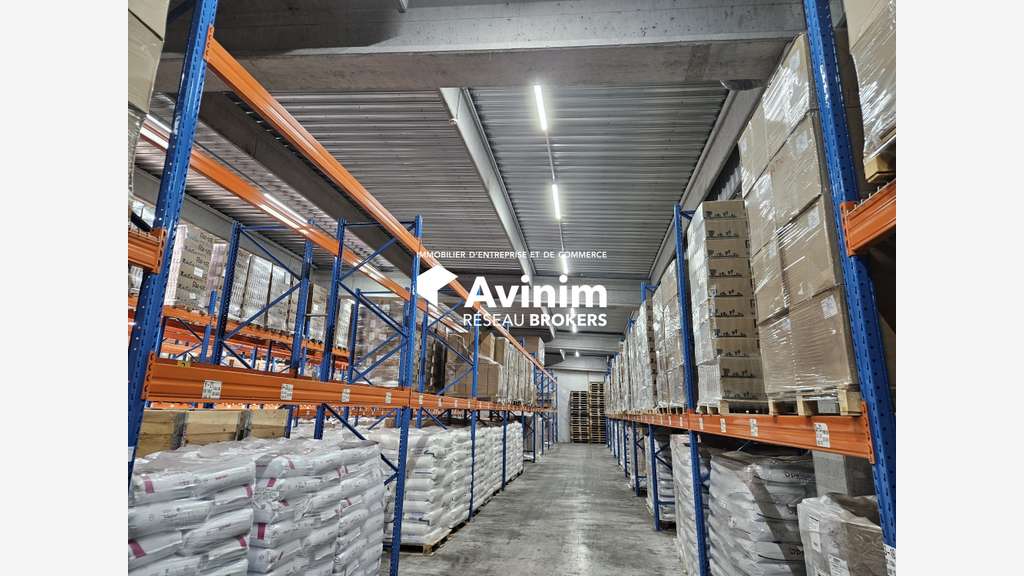 A vendre entrepôt loué de 3000m² à Oyonnax