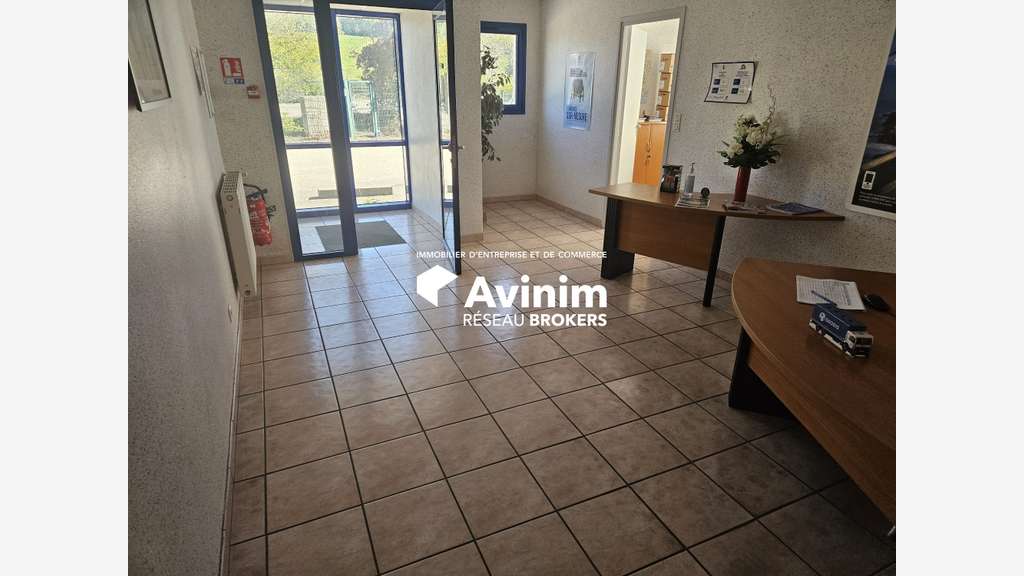 A vendre entrepôt loué de 3000m² à Oyonnax