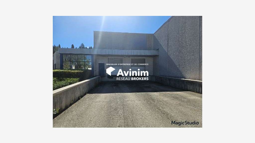 A vendre entrepôt loué de 3000m² à Oyonnax