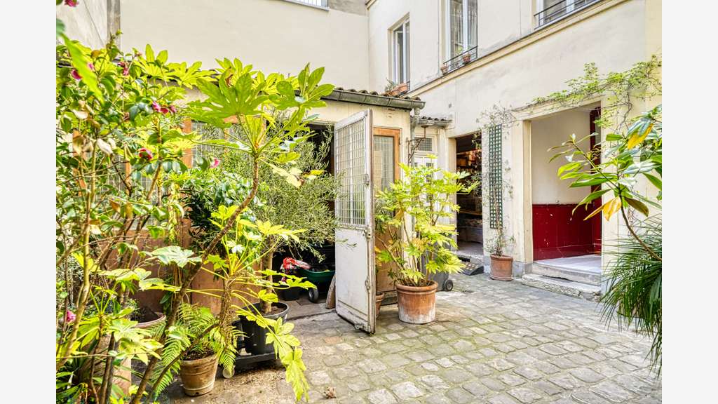 AV local commercial atelier et remise 61m² Paris
