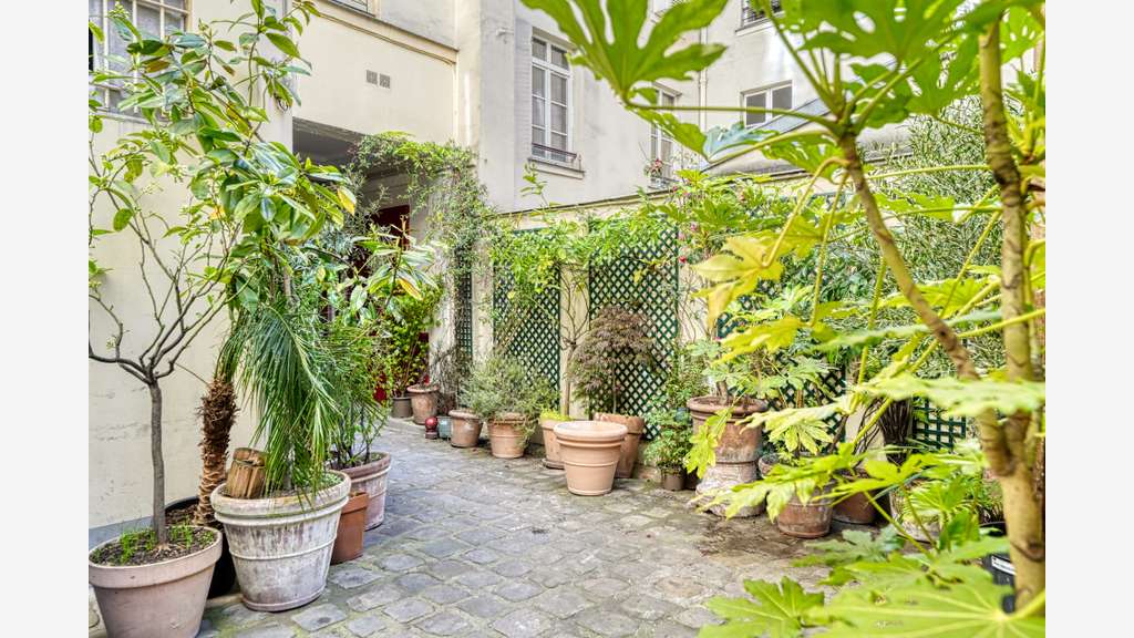 AV local commercial atelier et remise 61m² Paris