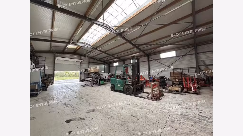 A vendre locaux d'activités bureaux de 650m² Paulx