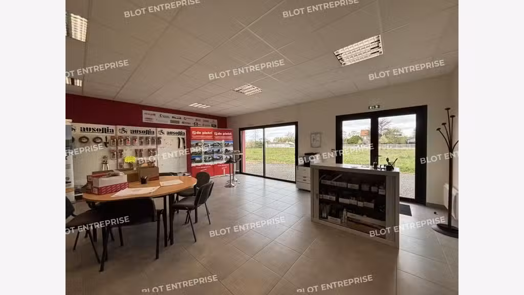 A vendre locaux d'activités bureaux de 650m² Paulx