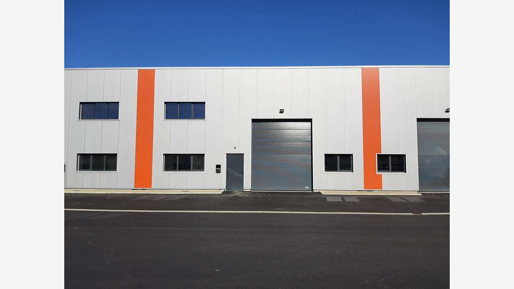 A VENDRE LOCAL ACTIVITES NEUF DE 330 m² env. -