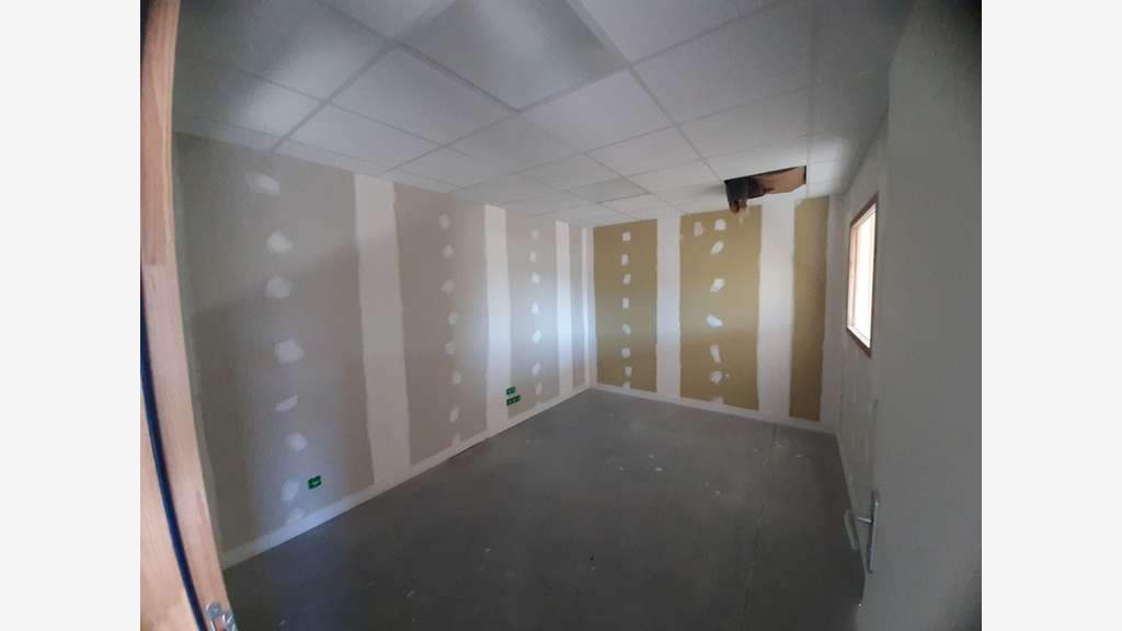 A VENDRE LOCAL ACTIVITES NEUF DE 330 m² env. -
