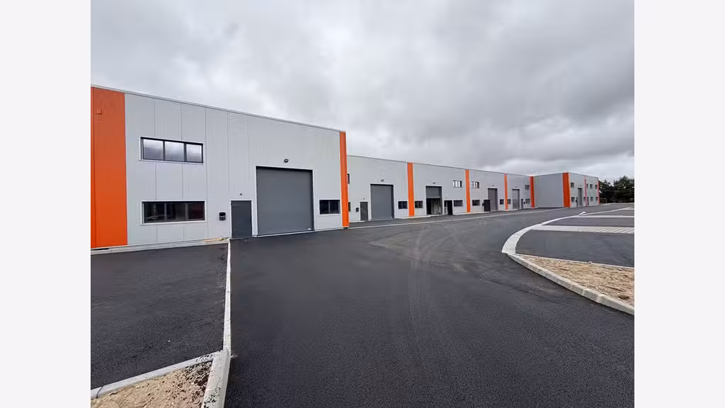 A VENDRE LOCAL ACTIVITES NEUF DE 330 m² env. -