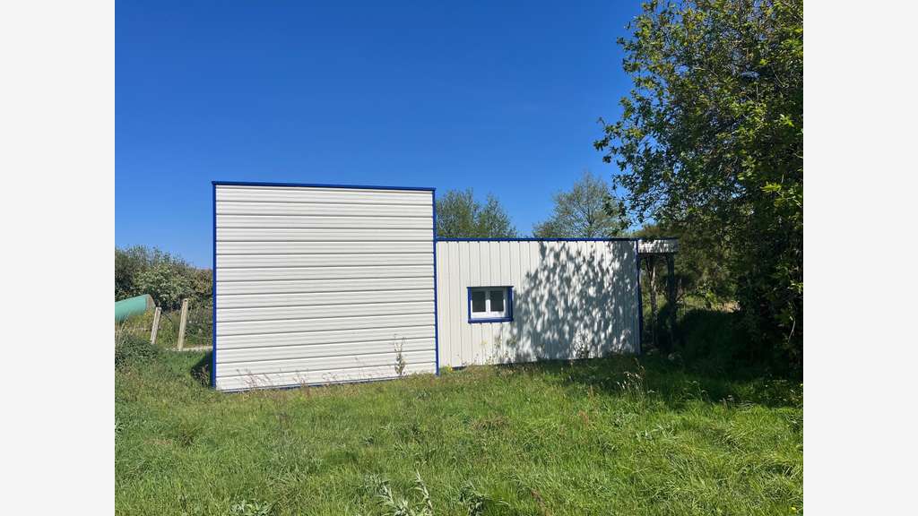 A vendre local d'activité en ZA à Penvénan