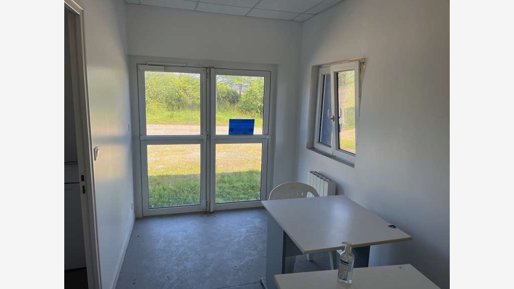 A vendre local d'activité en ZA à Penvénan