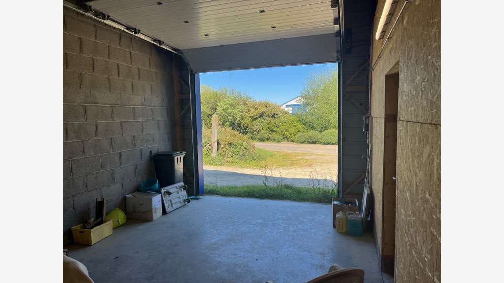 A vendre local d'activité en ZA à Penvénan