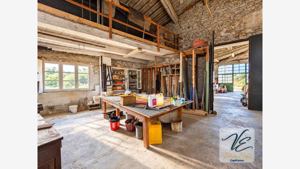 Atelier en pierre à vendre à Pépieux 233m²  