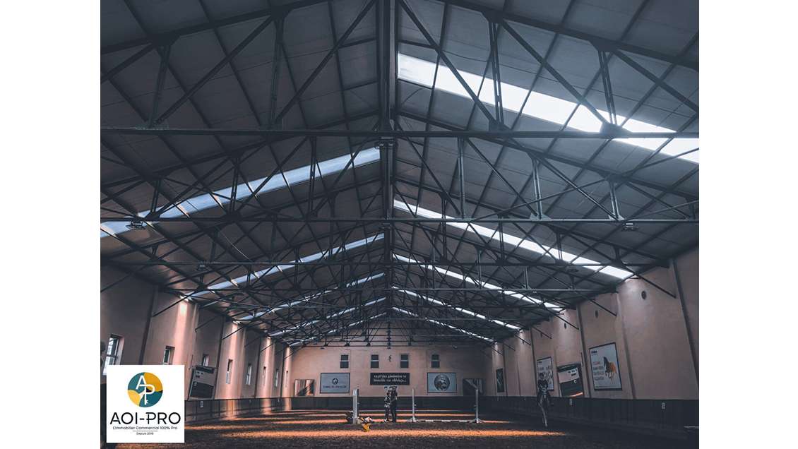 AV entrepôt 800m² plus bureaux 200m² à Pessac 