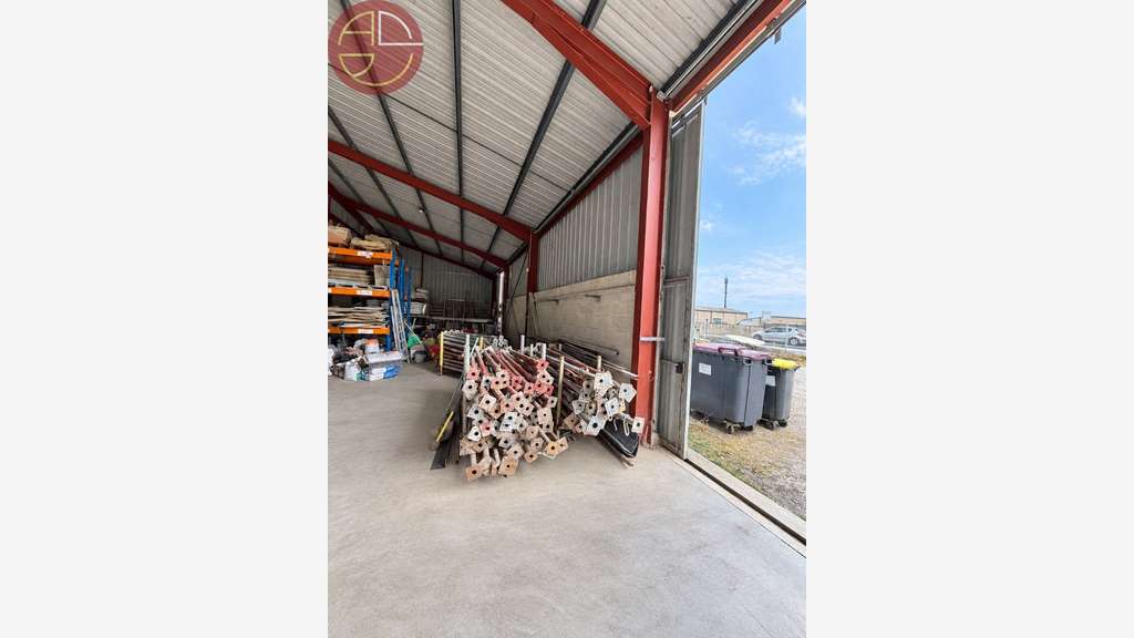 Entrepôt à vendre de 450 m² avec terrain et accès