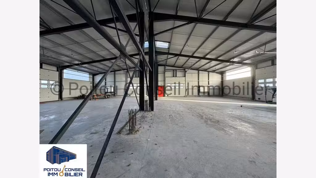 Local d'activité de 350m² à vendre à Pompaire