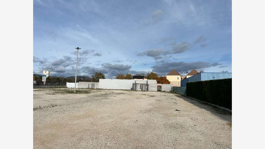 AV local 550m² parcelle 4660m² Portes les Valence