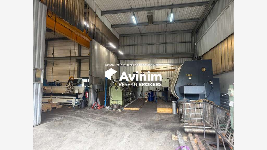 Entrepôt 1850m² sur 2500m² à vendre à Presles