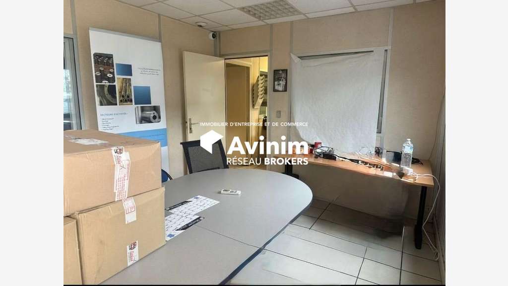 Entrepôt 1850m² sur 2500m² à vendre à Presles