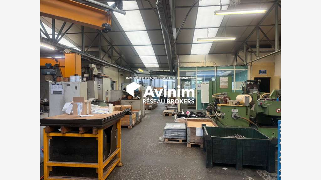 Entrepôt 1850m² sur 2500m² à vendre à Presles