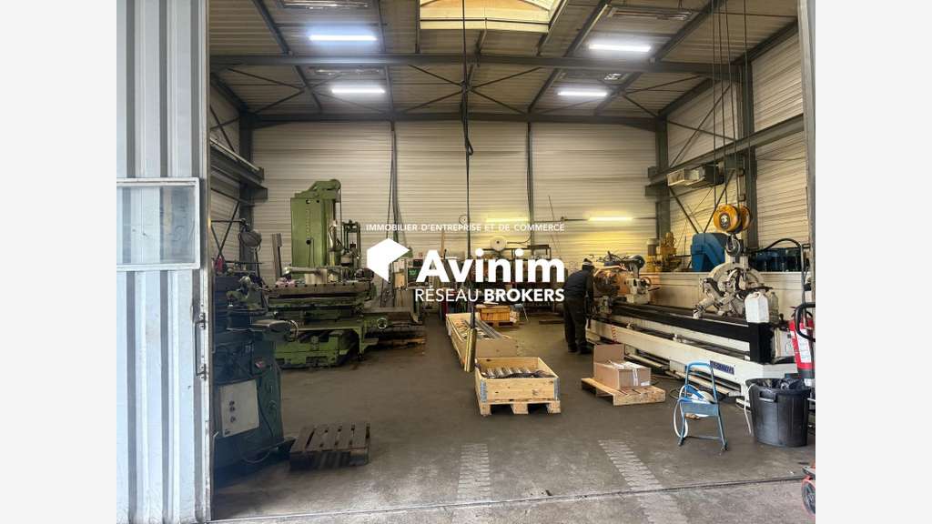 Entrepôt 1850m² sur 2500m² à vendre à Presles