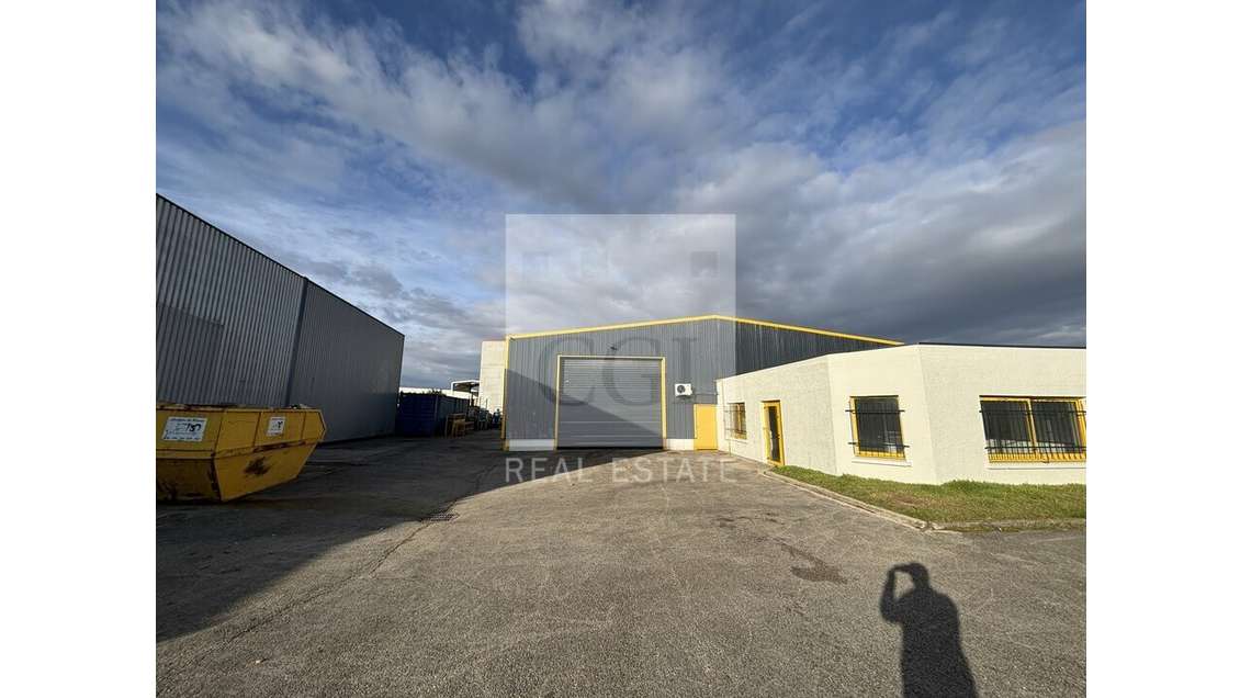 Local d'activité 620m² à vendre à Pusignan 