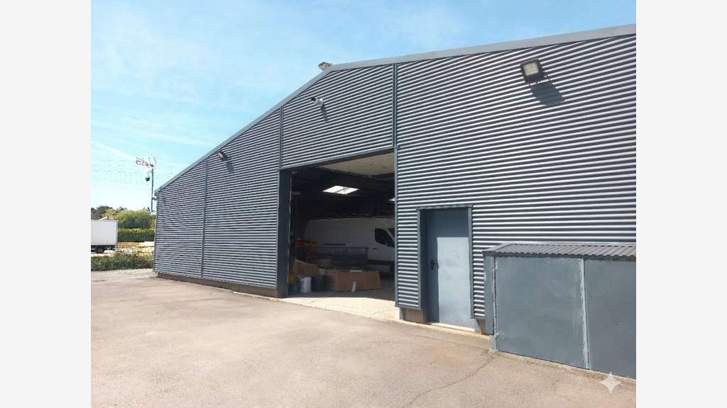 Vente local d'activité mixte 600m² à Quévert