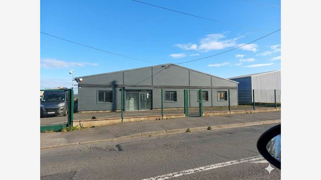 Vente local d'activité mixte 600m² à Quévert