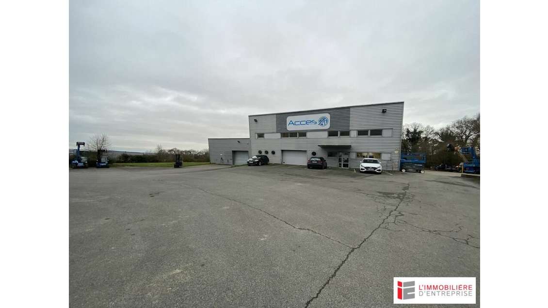 Vente entrepôt 1750m² à Bourg-des-Compte